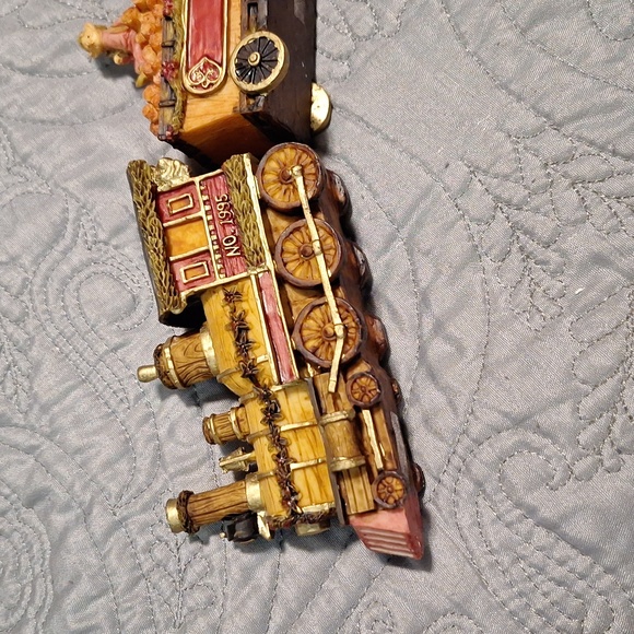 Vintage 1995 holiday express resin train set. - Picture 3 of 8